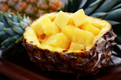 1626305510_1-kartinkin-com-p-ananas-frukt-yeda-krasivo-foto-1