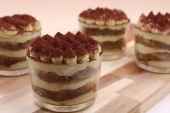 1654801165_46-mykaleidoscope-ru-p-tort-tiramisu-oformlenie-krasivo-foto-47