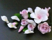 11135B Изделия в виде цветов из мастики, с элементами...