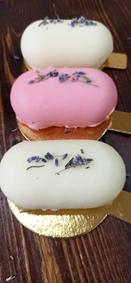 картинка Ганаш белый шоколад Hallipso со вкусом Клубники (ведро 3 кг) от Торговой Компании "Зима"