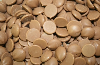 картинка Молочная шоколадная масса с медом Каллеты 2,5 кг/шт CHF-Q1HONEY-556 от Торговой Компании "Зима"