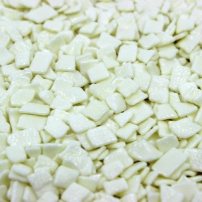 картинка Посыпка декоративная "Крошка" белая глянцевая Профи Декор (коробка 4 кг) от Торговой Компании "Зима"