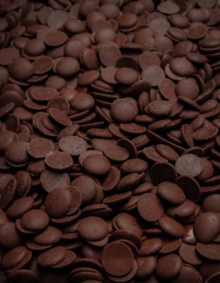 картинка Шоколад Callebaut горький какао 70.5% Каллеты (мешок 10 кг) 70-30-38NV-595 от Торговой Компании "Зима"
