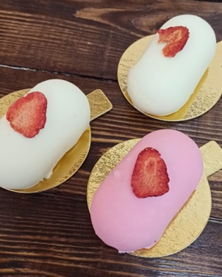 картинка Ганаш белый шоколад Hallipso со вкусом Клубники (ведро 3 кг) от Торговой Компании "Зима"